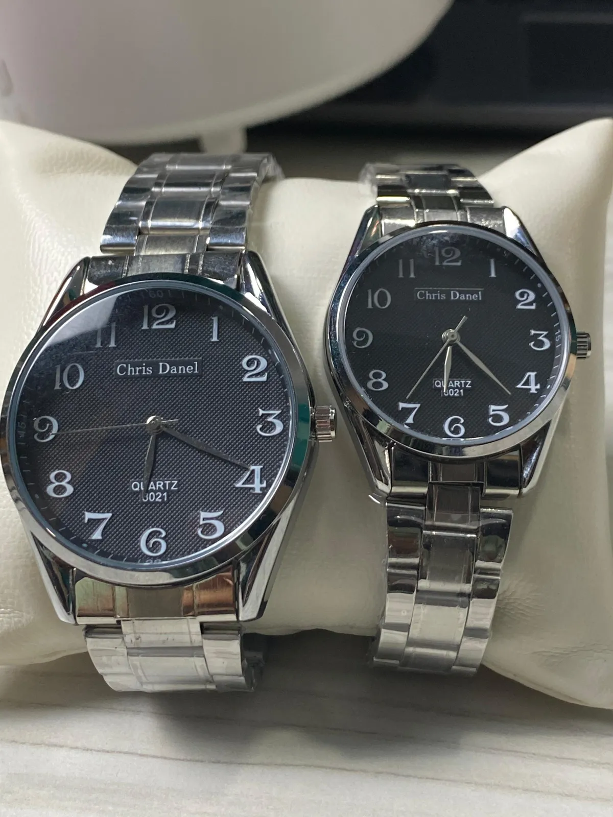  Couple Pack Round Dial Fashionable Watch 2 Pieces Combo