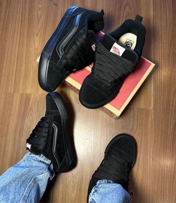 Unisex All Black Casual Sneakers 