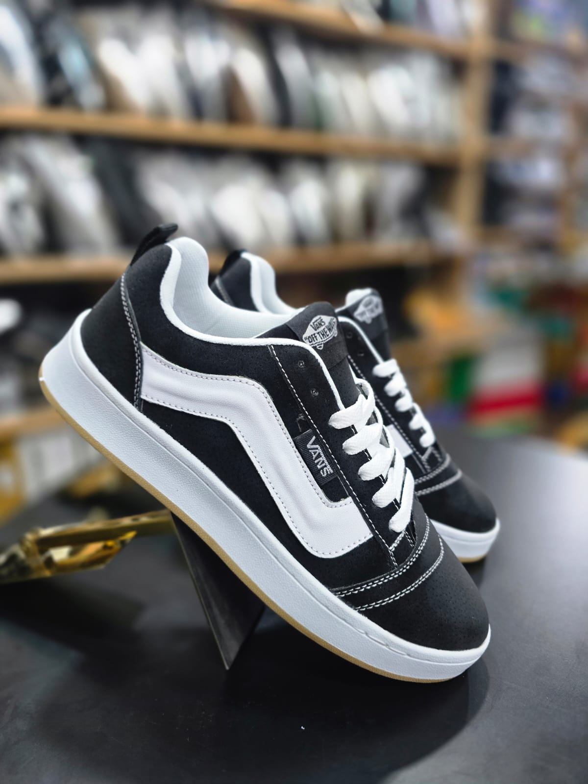 Unisex Casual Lace-Up Sneakers 