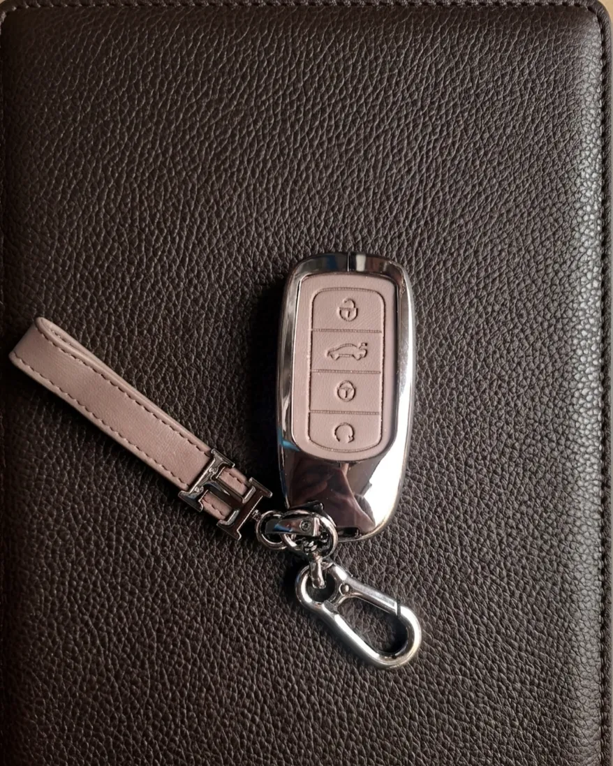 Chery Omoda E5: Premium Metal Key Cover with Keyring (Random Color)