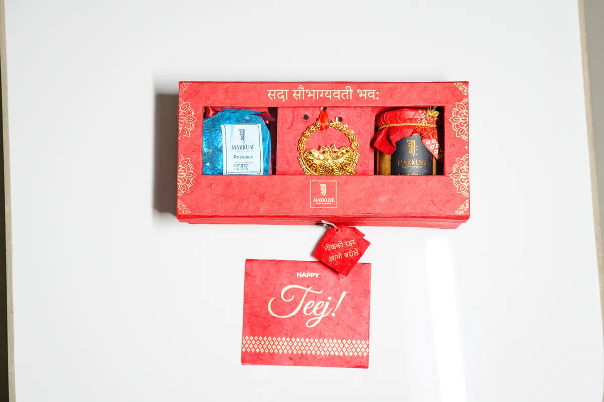 Makkusé Mini Teej Gift Box  with Sirbindi ( Regular )